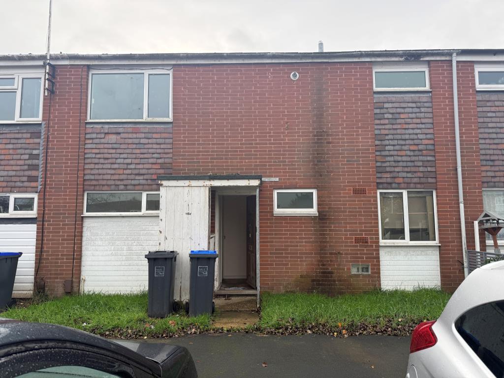 Lot: 107 - THREE-BEDROOM HOUSE IN NEED OF COMPLETE REFURBISHMENT - Front elevation from parking area